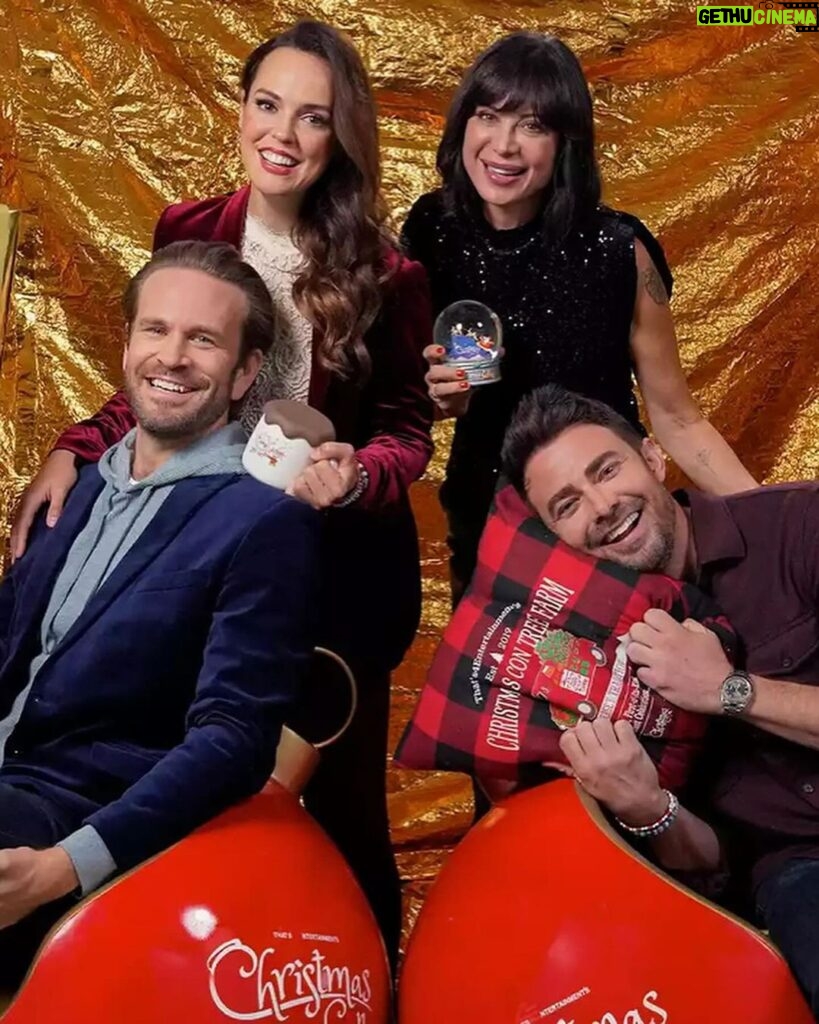 Catherine Bell Instagram - Thank you @people for the great feature! Thank you @thats4ent for making this and all the amazing Cons happen. And most importantly thanks to all the fans- beautiful people and families that came out to see us, hug us, and tell us beautiful stories of how they’ve connected with our characters and shows. Wow! What an amazing weekend. ❤️🥰🙏🏼🙌🏼 #christmascon2023 #christmasoncherrylane @hallmarkchannel