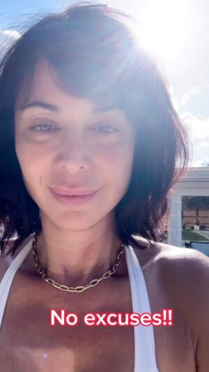 Catherine Bell Instagram - Start your day right!! 10 minutes of direct sunlight for vitamin D ☀️ and a 10-15 minute workout 💪🏼 
#workout #vitaminD #sunlight #startyourdayright