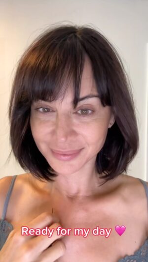 Catherine Bell Instagram - 1 minute morning skincare routine 🩷
Cleanse, wake up, refresh and hydrate that skin to start your day! 😉
#beauty #skincare