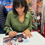 Catherine Bell Instagram - Fangirl moment!!! Mr. Chevy Chase! And so many other great people I’ve had a chance to meet here! ❤️🎄🫶🏼 #christmascon2023 @thats4ent ❤️ And yes that’s a custom made Pop! Bobble head Cassie doll!! 🤯😍