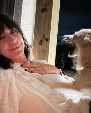 Catherine Bell Instagram - Sweet little cuddles… and then 🦁 haha. (Swipe left)
It’s actually just a yawn but he looks so ferocious! 😂