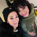 Catherine Bell Instagram - Reunited with this one! 🥰 @tina_turnbow And got to meet the lovely @peterbutlerhair 💁🏻‍♀️ Ready for our screening 🍿 #ChristmasOnCherryLane 🎄🍒 @hallmarkchannel