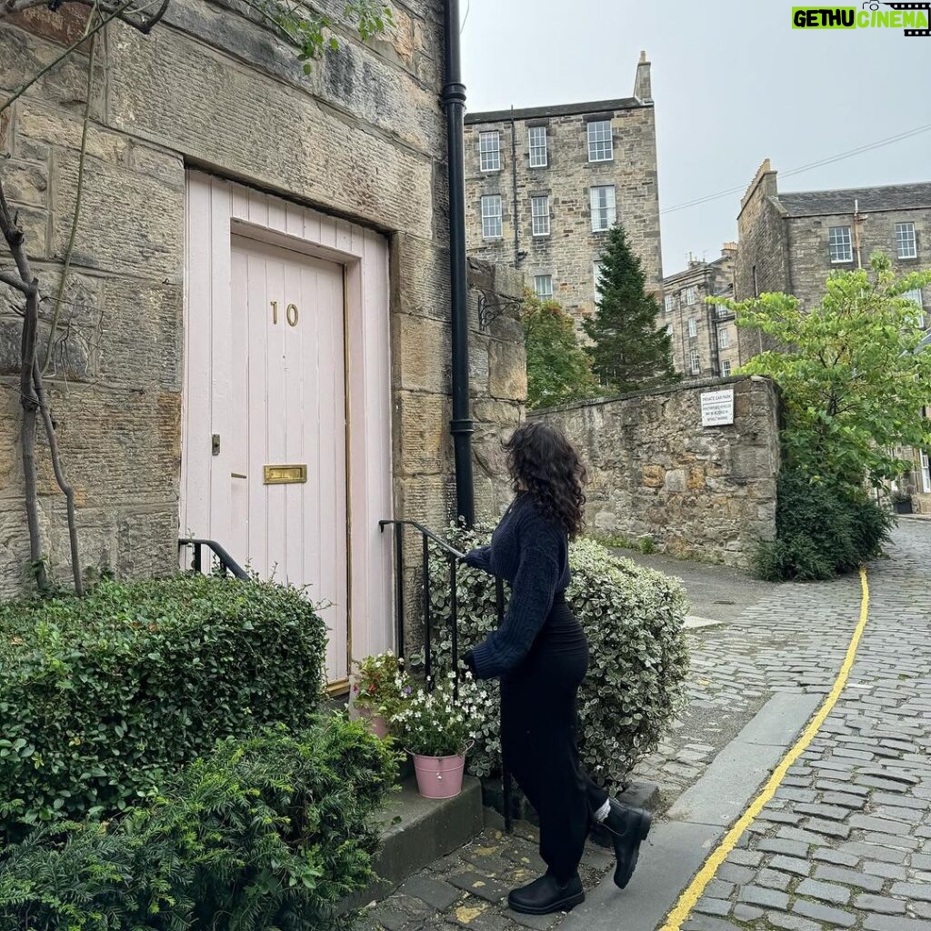 Catherine Bell Instagram - Circus Lane, Edinburgh 💐🌷🍃 Edinburgh Scotland