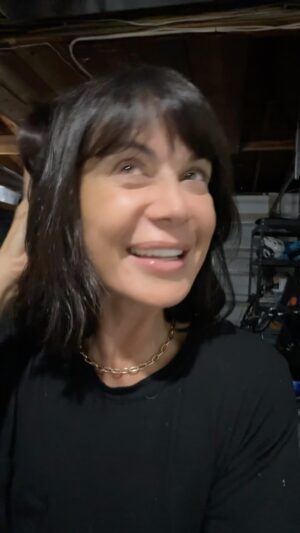 Catherine Bell Instagram - The things we do for love 🥰 hoping this sweet mom enjoys her late night/ no makeup/ pajama wearing birthday greeting! These make me happy that they make others so happy!! 😊🙏🏼 I think that’s correct grammar?? 😂 it’s late but I got the bday greeting in before her birthday breakfast 👌🏼🫶🏼
@cameo (link in bio) ❤️