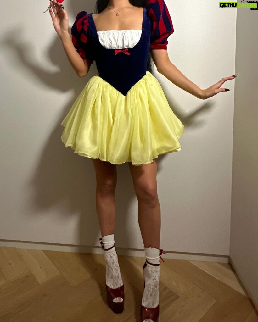 Charli D'Amelio Instagram - snow white ❤️