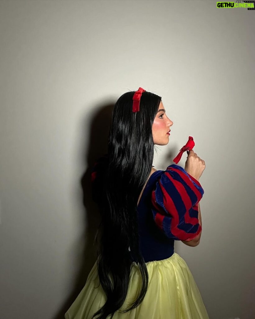 Charli D'Amelio Instagram - snow white ❤️