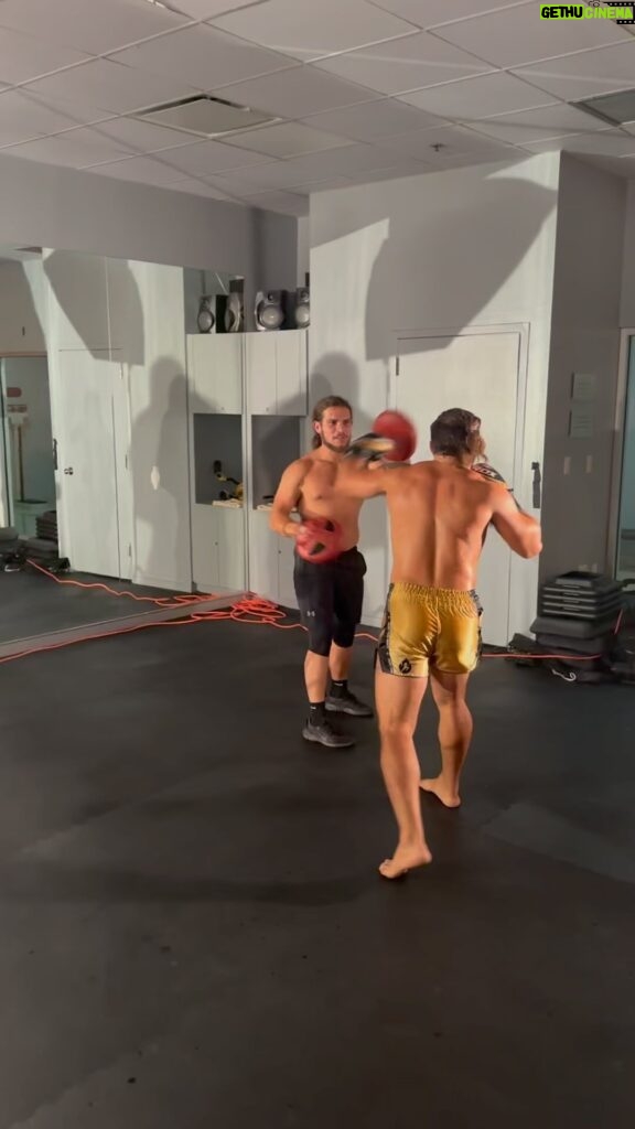 Charlie Decca Instagram - THE FLOW @titoss89 come a long way and developed alot of technical drills and footwork from science of classic boxers 🥊 🎥 @johnrlopez • • • • #footwork#boxing#mma#drills#miami#hialeah#warfare#territory#performance #classicboxing#fights#streetfights#fightnews#blood#hardwork#smartwork#305#dadecounty#weekendvibes#gymrat#wynwood#florida#blood#sweat#hardwork#