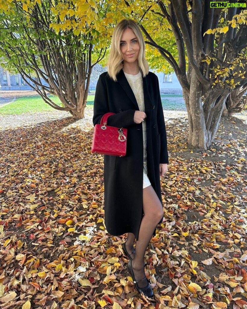Chiara Ferragni Instagram - Throwback to this @dior look because red is such a vibe this winter ❤️ The #LadyDior I’m wearing is from the 2024 Cruise collection 🥰 #adv #dior Milan, Italy