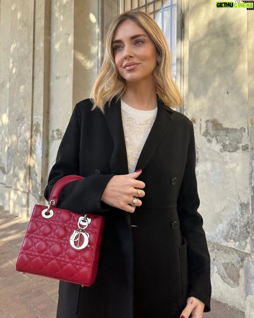 Chiara Ferragni Instagram - Throwback to this @dior look because red is such a vibe this winter ❤️ The #LadyDior I’m wearing is from the 2024 Cruise collection 🥰 #adv #dior Milan, Italy