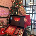 Chiara Ferragni Instagram - Sono felicissima di mostrarvi la mia nuova collezione di Natale in limited edition @chiaraferragnibrand x @pigna 🎁 La amo perché è super scintillante e perfetta come regalo di Natale 🎄😍 #adv #pigna