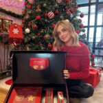 Chiara Ferragni Instagram - Sono felicissima di mostrarvi la mia nuova collezione di Natale in limited edition @chiaraferragnibrand x @pigna 🎁 La amo perché è super scintillante e perfetta come regalo di Natale 🎄😍 #adv #pigna
