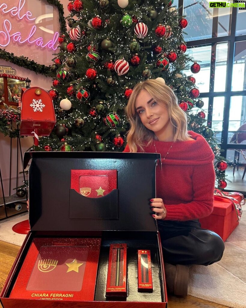 Chiara Ferragni Instagram - Sono felicissima di mostrarvi la mia nuova collezione di Natale in limited edition @chiaraferragnibrand x @pigna 🎁 La amo perché è super scintillante e perfetta come regalo di Natale 🎄😍 #adv #pigna