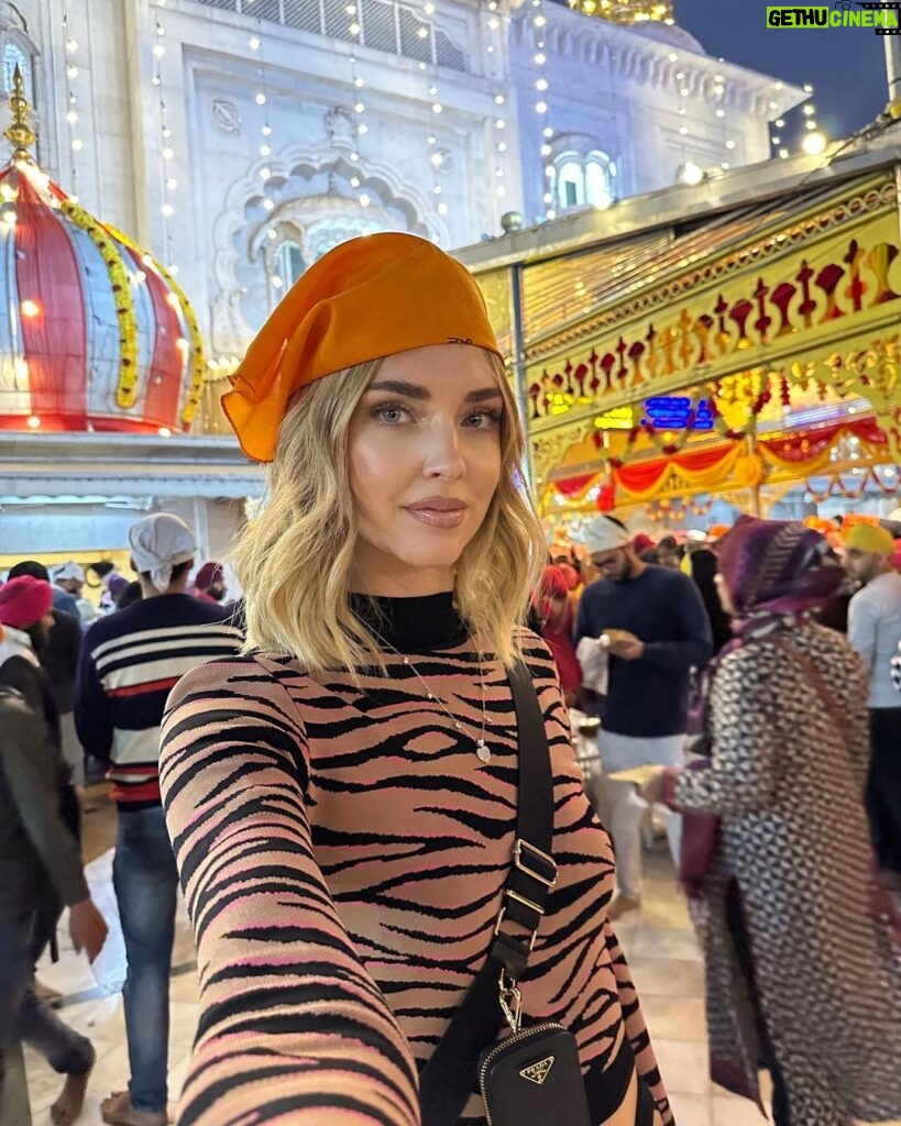 Chiara Ferragni Instagram - India day 1: in Delhi visiting Qutub Minar and Gurudwara Bangla Sahib (Sikh temple) 🙏🏻 Delhi, India