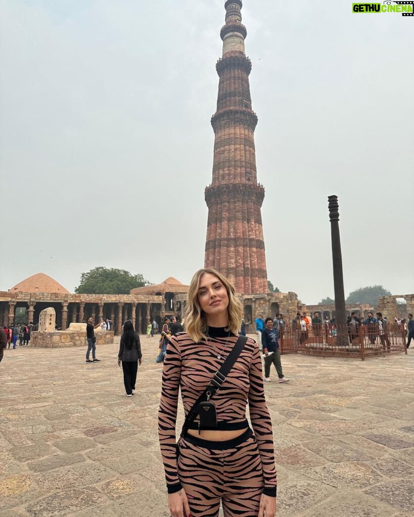 Chiara Ferragni Instagram - India day 1: in Delhi visiting Qutub Minar and Gurudwara Bangla Sahib (Sikh temple) 🙏🏻 Delhi, India