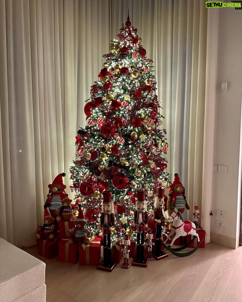 Chiara Ferragni Instagram - Not moved in yet but we already have our dream Christmas tree in the new house 😍 Thank you my friend @vincenzodascanio for always creating and supplying us with your magic ideas🎄 Milan, Italy