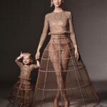 Chiara Ferragni Instagram - La gabbia: Liberare le nuove generazioni dagli stereotipi di genere nei quali spesso le donne si sentono ingabbiate. Questa è l’idea che @mariagraziachiuri ha voluto rappresentare con questo abito alta moda di @dior composto da una tuta di jersey ricamata di strass intrappolata in una gonna di tulle che prende ispirazione dall’opera di Jana Sterbak. Questo abito rappresenta la speranza di rompere le convenzioni imposte dal patriarcato. Una speranza che riponiamo nelle bambine di oggi che saranno le donne di domani. Questo è l’augurio di una mamma alla sua bambina, che possa finalmente gridare Vittoria! Da un’idea di @chiaraferragni e @fabiomariadamato Styling and Art direction @fabiomariadamato Abito custom made di @mariagraziachiuri per @dior Foto @giampaolosgura Make up @manuelemameli Hair @pattibussa Hanno collaborato: @mariasheilamiani @dipo23 @sasy_pezz Teatro Ariston Sanremo
