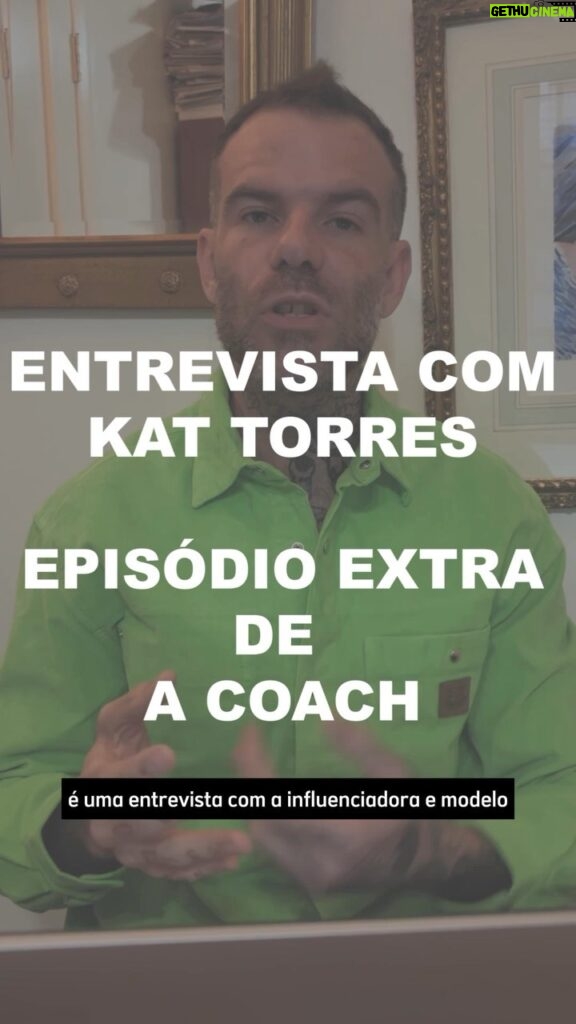 Chico Felitti Instagram - KAT TORRES FALA: o décimo episódio do podcast A Coach é uma entrevista com Kat, que está há 11 meses detida. É a primeira vez que ela fala sobre as acusações de crimes, desde que foi apreendida. Ouça o episódio de graça em todas as plataformas de áudio. & no Amazon Music também tem um segundo episódio extra, em que eu & @ma_b conversamos sobre esse caso, com informações exclusivas, como o laudo psiquiátrico da coach. Link na bio