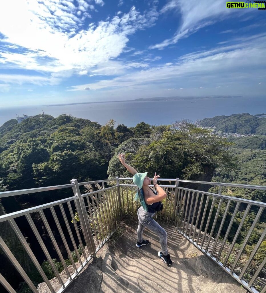 Chise Ninja Instagram - ⛰hiking with my new nails and New Haribow bags 🦔💙!!.. .. .. @yanoooouand / @fumiaki_yano_0705 . Yanoooouuu and Yanooooooo was funny to me 🤣🤣🌪🌪🦔✨🙏🏻.. . . . チタネイル塗ったから、爪を守りながらジェルネイルできたぁ✨🦋ロングネイルにしたい人は必須😝… #チタネイル #titanail @titanail.official 🙏🏻✨.. 千葉県 鋸山 地獄のぞき