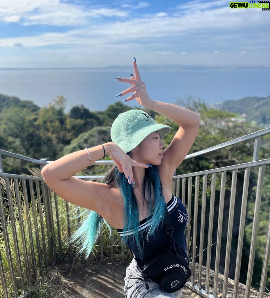 Chise Ninja Instagram - ⛰hiking with my new nails and New Haribow bags 🦔💙!!.. .. .. @yanoooouand / @fumiaki_yano_0705 . Yanoooouuu and Yanooooooo was funny to me 🤣🤣🌪🌪🦔✨🙏🏻.. . . . チタネイル塗ったから、爪を守りながらジェルネイルできたぁ✨🦋ロングネイルにしたい人は必須😝… #チタネイル #titanail @titanail.official 🙏🏻✨.. 千葉県 鋸山 地獄のぞき