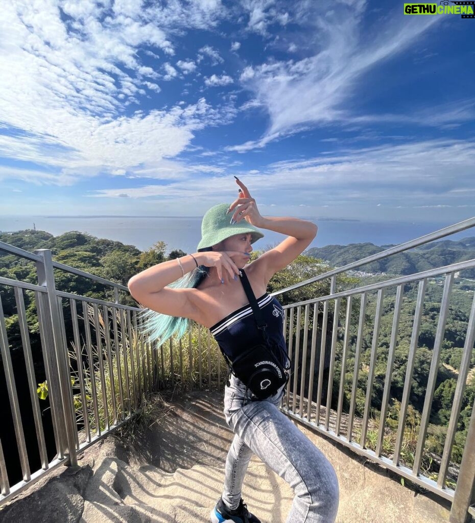 Chise Ninja Instagram - ⛰hiking with my new nails and New Haribow bags 🦔💙!!.. .. .. @yanoooouand / @fumiaki_yano_0705 . Yanoooouuu and Yanooooooo was funny to me 🤣🤣🌪🌪🦔✨🙏🏻.. . . . チタネイル塗ったから、爪を守りながらジェルネイルできたぁ✨🦋ロングネイルにしたい人は必須😝… #チタネイル #titanail @titanail.official 🙏🏻✨.. 千葉県 鋸山 地獄のぞき