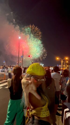 Chise Ninja Instagram - 花火 / HANABI ….. 🎆
.
.
.いつもたくさん連れてってくれてありがとぉ❤️ @fumiaki_yano_0705 ! 花火見たいはずやのに、動画撮ってーとかも、全部嫌がらずしてくれてありがとぉ🤣🙏🏻🦔❤️
日本は四季あって楽しいなぁ。なつやすみぃー🦔🌴✨ #hanabi #花火大会 #花火 #dance #move #freestyle #chillvibes