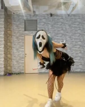 Chise Ninja Instagram - 🙀🎃HAPPY HALLOWEEN🎃🙀 @aami0625new 🍑
.
.
We tried to make it and could do Halloween workshop😍✨thank you for coming to take our class and they bring cute outfits💙🤍.. and it was 2nd time to host Halloween party and workshop🌪we were keep dancing till party time 🤣💘choreo was hard BUT hopefully they had fun 🥰💙..
..
..
..
We made the mask in 1hour by Daiso🤣💙 I’m appreciate that We love love to make something all the time 🦋🤣🤣….
.
.
#happy #halloween #cosplay #2023 #ハローウィン #party #workshop #lesson #shibuya #渋谷 #dance #twerk #music #vogue #aami #chise #collaboration #mood #blackouttuesday #ムンクの叫び #munch #munchies