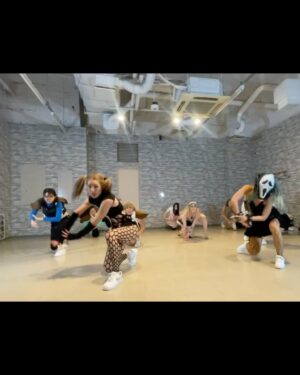 Chise Ninja Instagram - 🙀🎃HAPPY HALLOWEEN🎃🙀 @aami0625new 🍑
.
.
We tried to make it and could do Halloween workshop😍✨thank you for coming to take our class and they bring cute outfits💙🤍.. and it was 2nd time to host Halloween party and workshop🌪we were keep dancing till party time 🤣💘choreo was hard BUT hopefully they had fun 🥰💙..
..
..
..
We made the mask in 1hour by Daiso🤣💙 I’m appreciate that We love love to make something all the time 🦋🤣🤣….
.
.
#happy #halloween #cosplay #2023 #ハローウィン #party #workshop #lesson #shibuya #渋谷 #dance #twerk #music #vogue #aami #chise #collaboration #mood #blackouttuesday #ムンクの叫び #munch #munchies