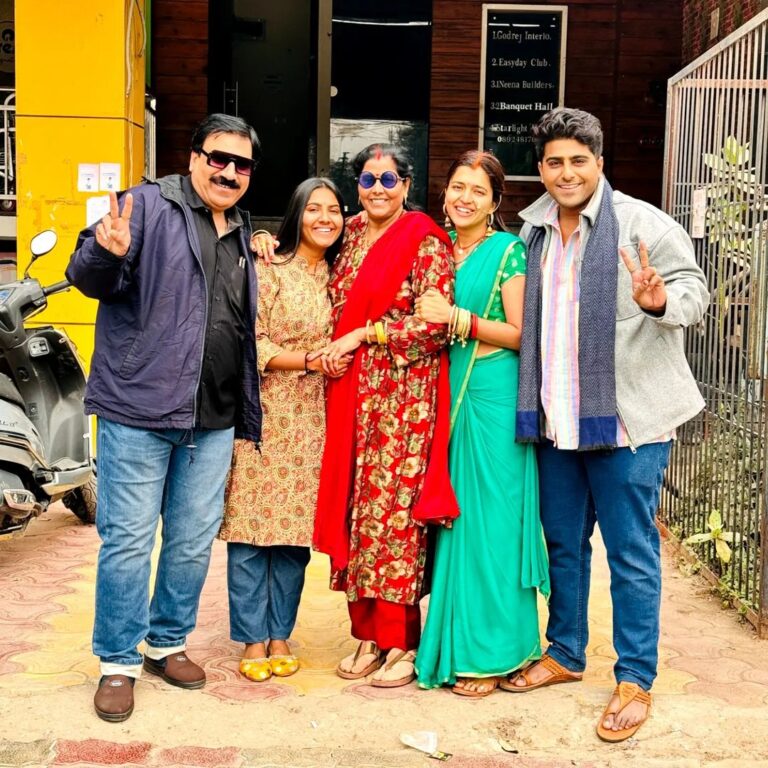 Chitra Shukla Instagram - Happy Birthday Maa 😊❤️ Happy New Year to all 🥳✨ May God Bless us all in this english year of 2024. This year's biggest event will be Shri Ram Mandir Sthapna Divas. We are on our way to Witness legendary Shri Ram Lalla in his temporary home ready to move to his new Temple soon ❤️ @realvaibs @chitrashuklaofficial @realsupercop @realsuperpop @realsupermaa @realsupermaa