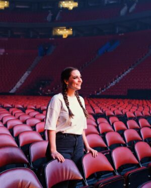 Chloée Deblois Instagram - La mini Chlochlo qui faisait des chorées dans son sous-sol en reviendra jamais d’avoir pu en faire une devant un Centre Bell et un Centre Vidéotron plein à craquer.

Aux côtés et grâce à mon amie @roxanebruneau qui a TOUT arraché!!!! Merci, BRAVO, amen, sanapa.🥹♥️☀️
