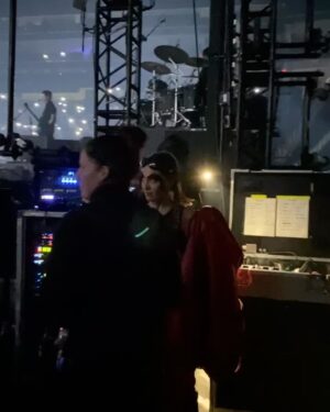 Chloée Deblois Instagram - La mini Chlochlo qui faisait des chorées dans son sous-sol en reviendra jamais d’avoir pu en faire une devant un Centre Bell et un Centre Vidéotron plein à craquer.

Aux côtés et grâce à mon amie @roxanebruneau qui a TOUT arraché!!!! Merci, BRAVO, amen, sanapa.🥹♥️☀️
