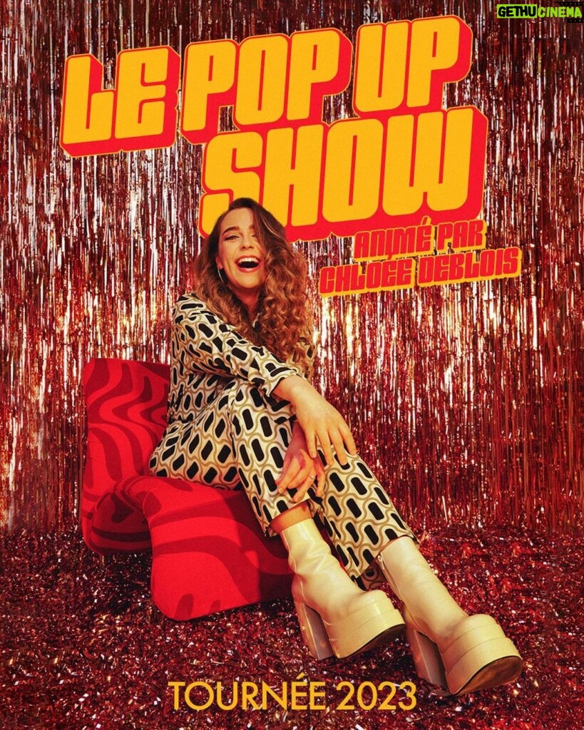 Chloée Deblois Instagram - 🎉NOUVELLES DATES DU POP UP SHOW!!!🎉 Ma soirée d’humour repart en mini tournée de salles!🤙🏻🤙🏻🤙🏻WHOUHOUUUUU!!! 4 humoristes surprise par show+ moi qui anime! C’EST UN PETIT PARTY FUNNEY, VENEZ!!!! Les billets sont en vente dans ma bio! Suivez @lepopupshow pour ne rien manquer!!!!🎉🎉🎉🎉 Photo: @p.richelet Graphisme: @leroibill Somptueux fauteuil désigné par @espaces_vides