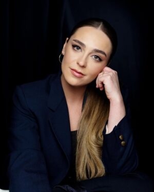 Chloée Deblois Instagram - Photo par l’incroyable @bertexertier 
Cheveux @sophiebernier20 
Maquillage @nadia_blouin 
Pour @lasemainedes4julie