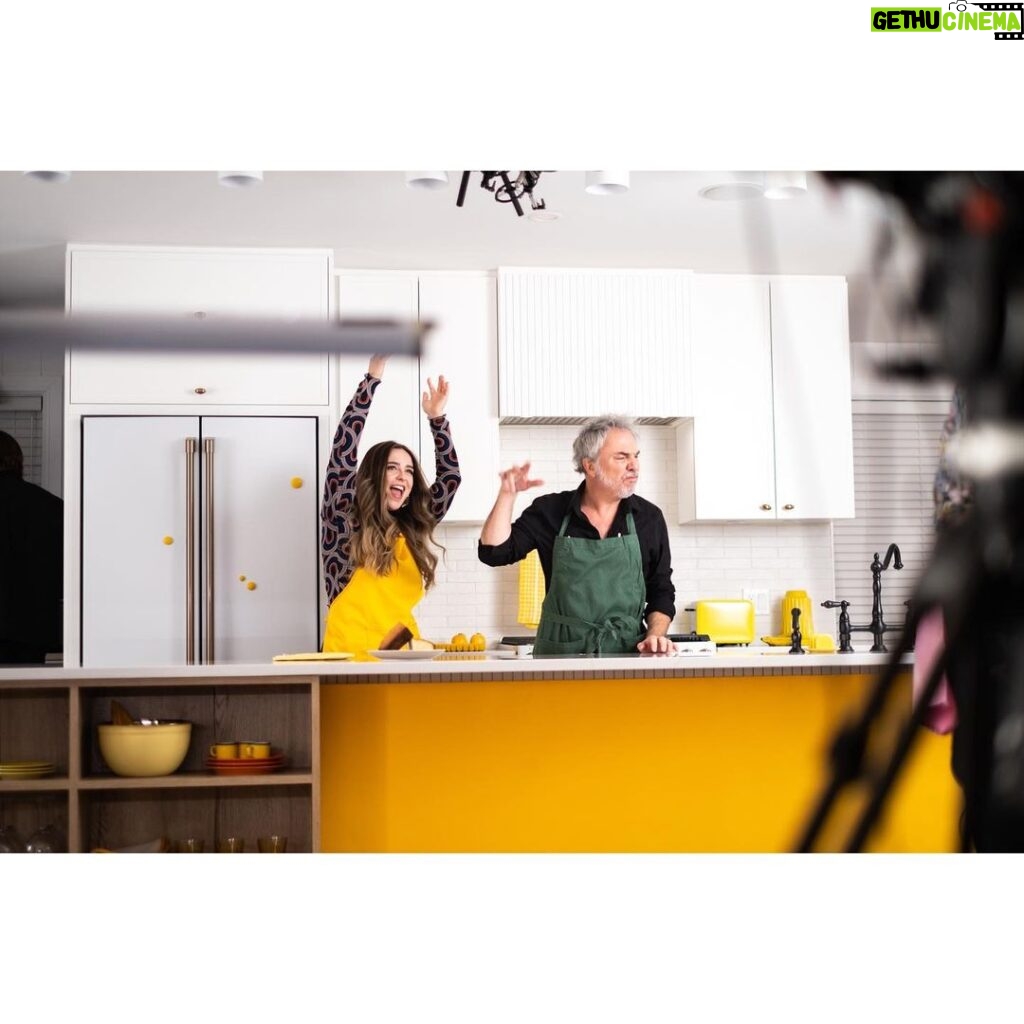 Chloée Deblois Instagram - OYEZ OYEZ! 👋🏻😃Je co-anime la nouvelle web série Sauve ma Recette avec @christiancricribegin et @chef_olii !!! Dès le 24 février sur la plateforme @cuisineztqc de @telequebec !!!! Sur cuisinez.telequebec.tv et video.telequebec.tv Photo: @lapointeemilie #cuisineztqc #sauvemarecette #encoulissesdetqc