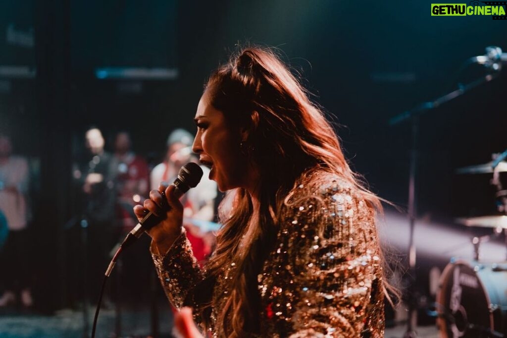 Chloée Deblois Instagram - @lepopupshow au Club Soda le 15 décembre dernier. 🥹 Soirée de rêve avec tout ce que j’aime dans vie! ♥️ C’était le premier Pop Up party, mais C’TAI PO L’DERNIER! 🎉🎉🎉🎉 PHOTO: @philippe.lebourdais