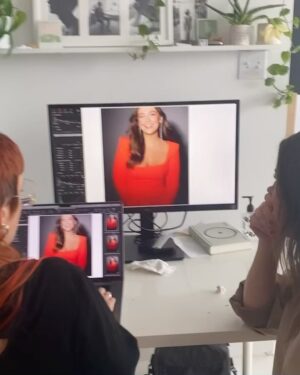 Chloée Deblois Instagram - Behind the scene d’un rêve pour le @magazine_vero 🎉

Direction artistique: Marie-Michèle Leduc @mariemichele_leduc 
Rédactrice en cheffe Théo Dupuis Carbonneau @theo_dc 
Direction mode: Sophie St-Laurent @sostlo 
Photographe: Marjorie Guindon @marjorieguindon_photographe 
Stylisme: Vanessa Giroux @vangiroux 
Mise en beauté: Alper Sisters @alpersisters 
Coordonnatrice: Claudia Guy @claudiaguy