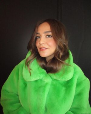 Chloée Deblois Instagram - Behind the scene d’un rêve pour le @magazine_vero 🎉

Direction artistique: Marie-Michèle Leduc @mariemichele_leduc 
Rédactrice en cheffe Théo Dupuis Carbonneau @theo_dc 
Direction mode: Sophie St-Laurent @sostlo 
Photographe: Marjorie Guindon @marjorieguindon_photographe 
Stylisme: Vanessa Giroux @vangiroux 
Mise en beauté: Alper Sisters @alpersisters 
Coordonnatrice: Claudia Guy @claudiaguy