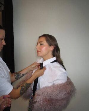 Chloée Deblois Instagram - Behind the scene d’un rêve pour le @magazine_vero 🎉

Direction artistique: Marie-Michèle Leduc @mariemichele_leduc 
Rédactrice en cheffe Théo Dupuis Carbonneau @theo_dc 
Direction mode: Sophie St-Laurent @sostlo 
Photographe: Marjorie Guindon @marjorieguindon_photographe 
Stylisme: Vanessa Giroux @vangiroux 
Mise en beauté: Alper Sisters @alpersisters 
Coordonnatrice: Claudia Guy @claudiaguy