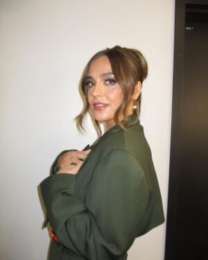 Chloée Deblois Instagram - Les @prixgemeaux 2023 ♥️♥️♥️♥️

Styliste @melaniebrisson_styliste 
Suit vintage revalorisé par @anomalcouture 
Mise en beauté @alpersisters 
Et beaucoup de pliziiiiir 🤗