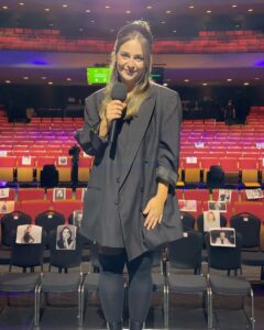 Chloée Deblois Instagram - Les @prixgemeaux 2023 ♥️♥️♥️♥️ Styliste @melaniebrisson_styliste Suit vintage revalorisé par @anomalcouture Mise en beauté @alpersisters Et beaucoup de pliziiiiir 🤗