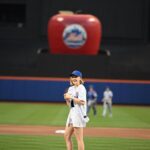 Chloë Grace Moretz Instagram - What a wildly fun day, thank you so much @mets for letting me throw out the first pitch!! It was a little left of center 😂 but I’ll keep training to get ready for that starting line up next season ⚾️ 💪
