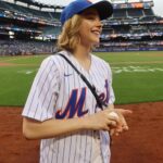 Chloë Grace Moretz Instagram - What a wildly fun day, thank you so much @mets for letting me throw out the first pitch!! It was a little left of center 😂 but I’ll keep training to get ready for that starting line up next season ⚾️ 💪