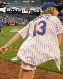 Chloë Grace Moretz Instagram - What a wildly fun day, thank you so much @mets for letting me throw out the first pitch!! It was a little left of center 😂 but I’ll keep training to get ready for that starting line up next season ⚾️ 💪