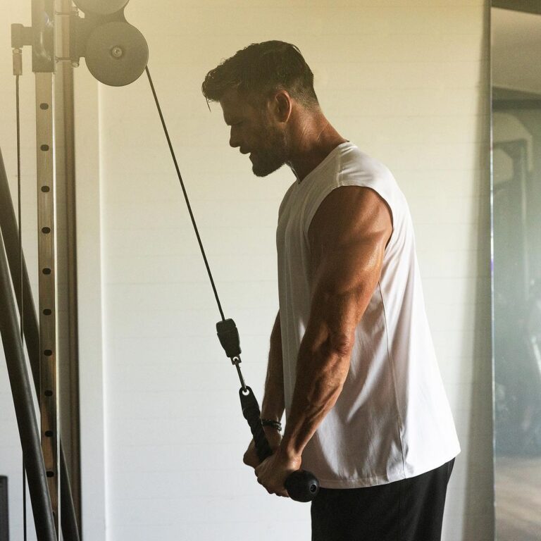 Chris Hemsworth Instagram - Have a go at this upper body session!! Hitting back, chest, shoulders, and triceps @centrfit Warm-up Ball slams - 10 Rest 30 seconds - 4 sets Superset Bent over rows (left & right) - 10 reps Push-ups - 15 reps Rest 60 seconds - 4 sets total Triset Renegade row (left & right) - 8 reps Lateral raise - 8 reps Tricep push down - 10 reps Rest 60 seconds - 4 sets total