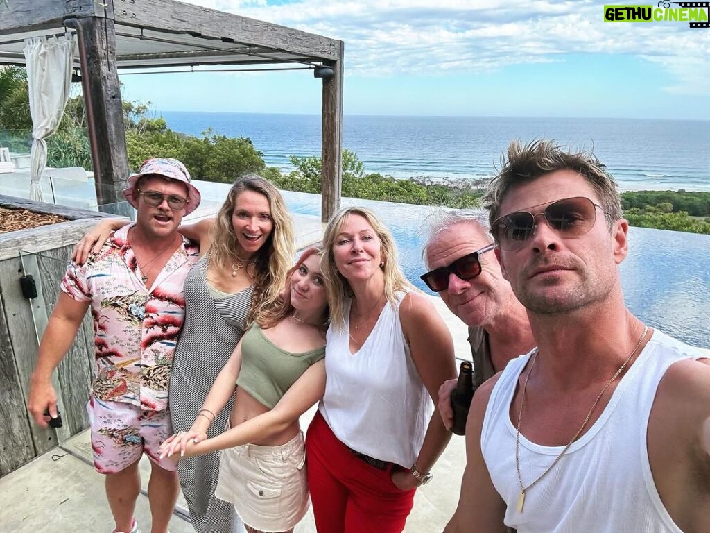Chris Hemsworth Instagram - Happy holidays to all you beautiful humans! Xo