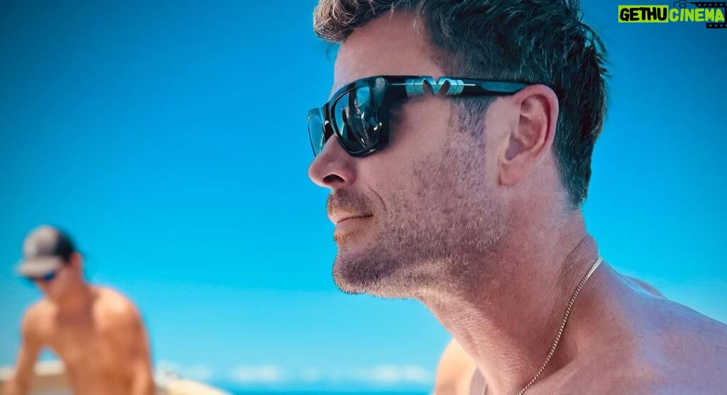 Chris Hemsworth Instagram - Cheers @m_experiment for keeping the baby blues in the shade 🤙 📷 @juzmac