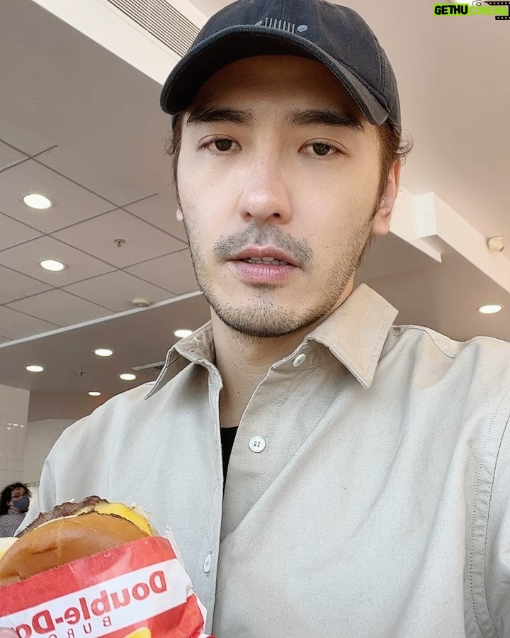 Chris Lee Instagram - Shake Shack or In-N-Out? 東岸或西岸，你是哪一派？ 喔對，最近還多了一個南派的 Buc-ee’s。 小孩子才做選擇我全包了。 #這一趟東西南北都走透透了 #但我完全沒帶好看的衣服去 #每天都只想戴帽子不想抓頭髮 #於是乎一直吃一直吃一直吃 #model #actor #chrislee1111travels #innout #innoutburger #westcoast #USA #burgers #foodieforlife #iliketoeat San Francisco, California