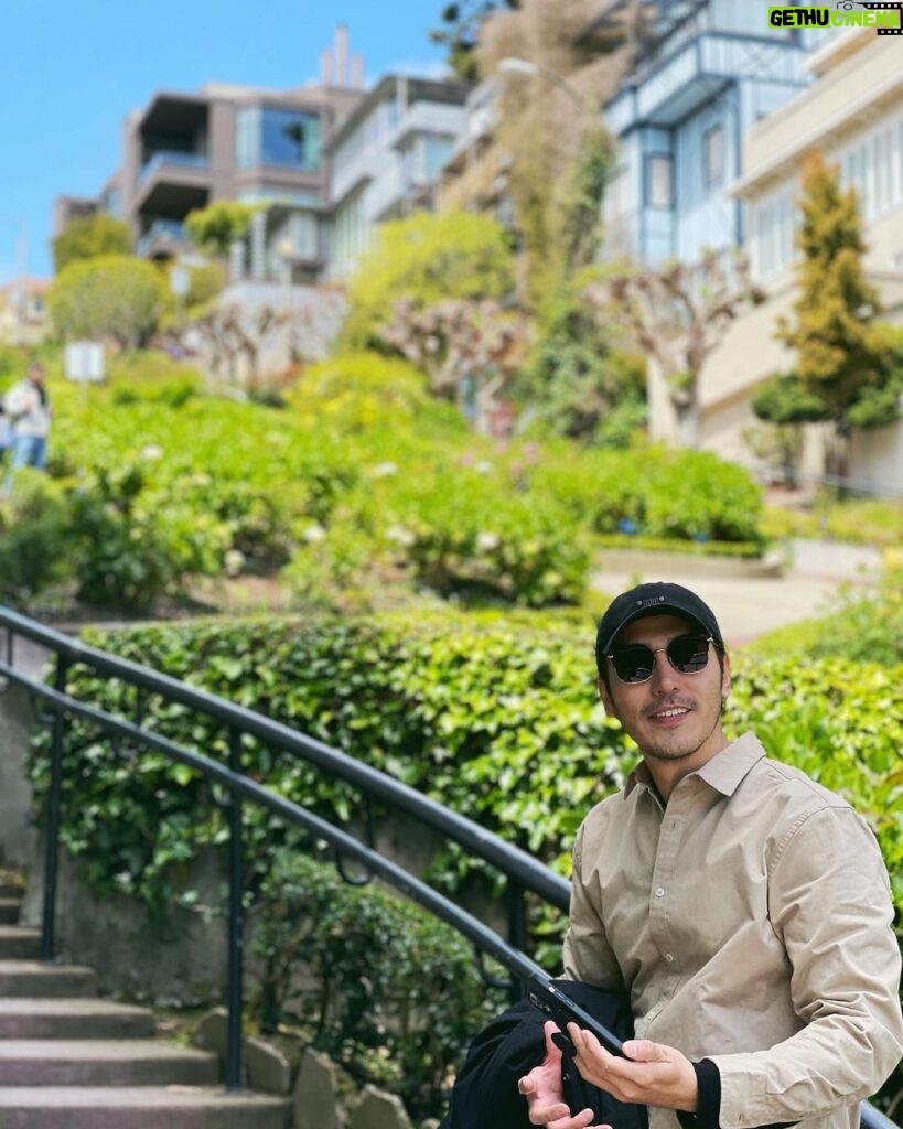 Chris Lee Instagram - Lombard Street 小時候來舊金山的時候， 都會幻想能住在花街旁該有多好， 每天藍天白雲花花草草， 超美。 長大後只想住深山林立或是空曠的海邊， 悠閒的度過簡單的小日子。 #一開門就有來自世界各地的旅客我會發瘋 #但是花街真的一如往常的美 #北加州的溫差真的很難穿衣服 #model #actor #chrislee1111travels #sanfran #sanfrancisco #usa #lombardstreet #flowerstreet #latergram #imbackalready Lombard Street, San Francisco