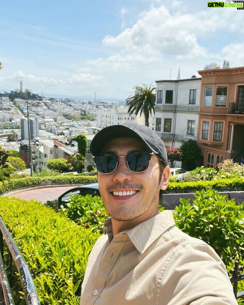 Chris Lee Instagram - Lombard Street 小時候來舊金山的時候， 都會幻想能住在花街旁該有多好， 每天藍天白雲花花草草， 超美。 長大後只想住深山林立或是空曠的海邊， 悠閒的度過簡單的小日子。 #一開門就有來自世界各地的旅客我會發瘋 #但是花街真的一如往常的美 #北加州的溫差真的很難穿衣服 #model #actor #chrislee1111travels #sanfran #sanfrancisco #usa #lombardstreet #flowerstreet #latergram #imbackalready Lombard Street, San Francisco