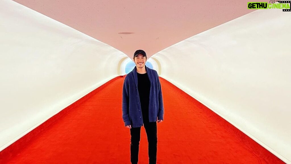 Chris Lee Instagram - Catch me if you can! Iconic red carpet runway! @twahotel 「我今晚會讓你飛走，不會阻止你，因為我知道你星期一就會回來。」 「是嗎，你怎麼知道我會回來？」 「看看四周，法蘭克。根本沒人在追你。」 #神鬼交鋒裡的場景 #這部電影我可以看一百遍 #我有說過我最愛的演員是tomhanks嗎 #然後那個我跟李奧納多皮卡丘同一天生 #model #actor #chrislee1111travels #TWA #TWAhotel #JKF #nyc #usa #catchmeifyoucan TWA Hotel