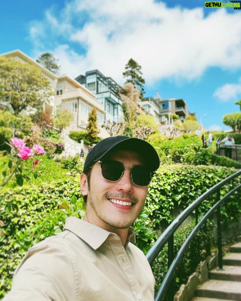 Chris Lee Instagram - Lombard Street 小時候來舊金山的時候， 都會幻想能住在花街旁該有多好， 每天藍天白雲花花草草， 超美。 長大後只想住深山林立或是空曠的海邊， 悠閒的度過簡單的小日子。 #一開門就有來自世界各地的旅客我會發瘋 #但是花街真的一如往常的美 #北加州的溫差真的很難穿衣服 #model #actor #chrislee1111travels #sanfran #sanfrancisco #usa #lombardstreet #flowerstreet #latergram #imbackalready Lombard Street, San Francisco